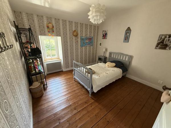 A proximité de Ruffec, magnifique maison en pierre de caractère offrant cinq chambres avec jardin, piscine et dépendances