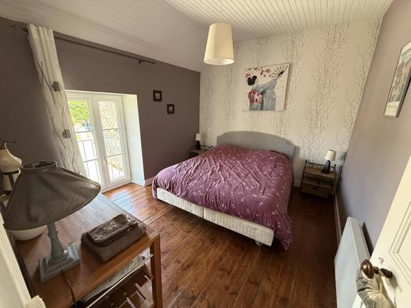 A proximité de Ruffec, magnifique maison en pierre de caractère offrant cinq chambres avec jardin, piscine et dépendances