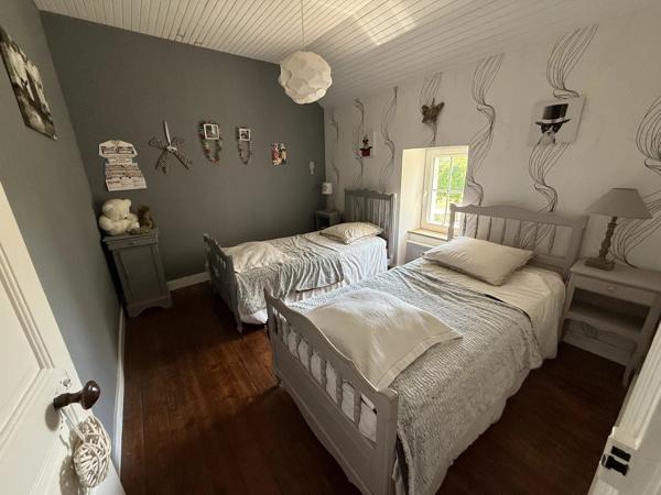 A proximité de Ruffec, magnifique maison en pierre de caractère offrant cinq chambres avec jardin, piscine et dépendances
