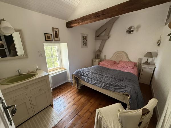 A proximité de Ruffec, magnifique maison en pierre de caractère offrant cinq chambres avec jardin, piscine et dépendances