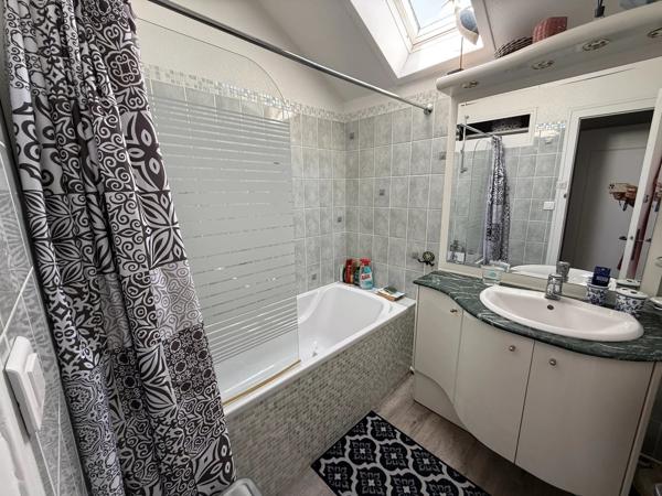 A proximité de Ruffec, magnifique maison en pierre de caractère offrant cinq chambres avec jardin, piscine et dépendances
