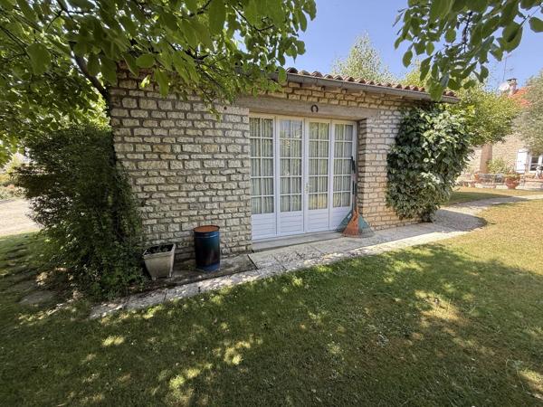 A proximité de Ruffec, magnifique maison en pierre de caractère offrant cinq chambres avec jardin, piscine et dépendances