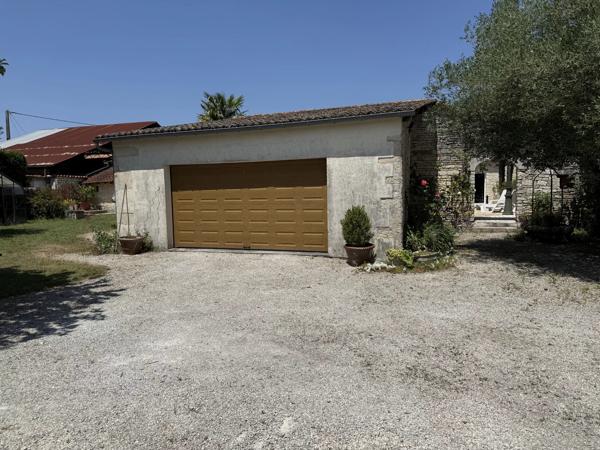 A proximité de Ruffec, magnifique maison en pierre de caractère offrant cinq chambres avec jardin, piscine et dépendances