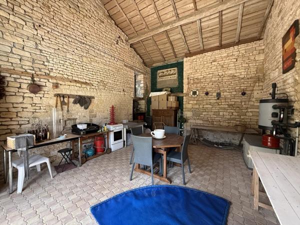 A proximité de Ruffec, magnifique maison en pierre de caractère offrant cinq chambres avec jardin, piscine et dépendances