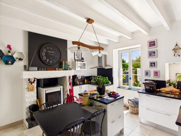 A proximité de Ruffec, magnifique maison en pierre de caractère offrant cinq chambres avec jardin, piscine et dépendances