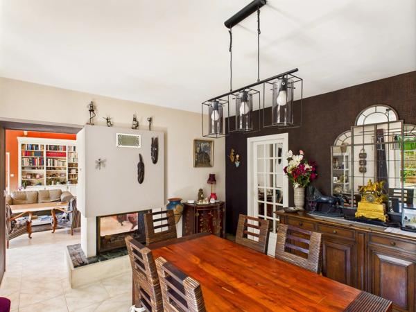 A proximité de Ruffec, magnifique maison en pierre de caractère offrant cinq chambres avec jardin, piscine et dépendances