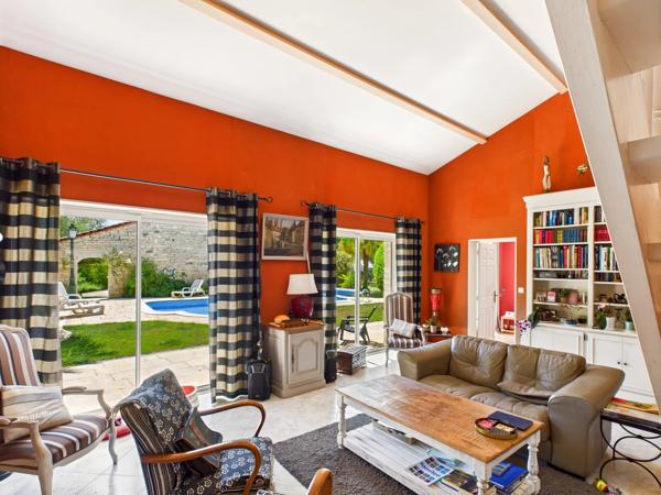 A proximité de Ruffec, magnifique maison en pierre de caractère offrant cinq chambres avec jardin, piscine et dépendances