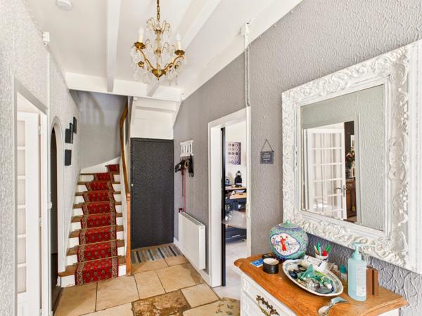 A proximité de Ruffec, magnifique maison en pierre de caractère offrant cinq chambres avec jardin, piscine et dépendances