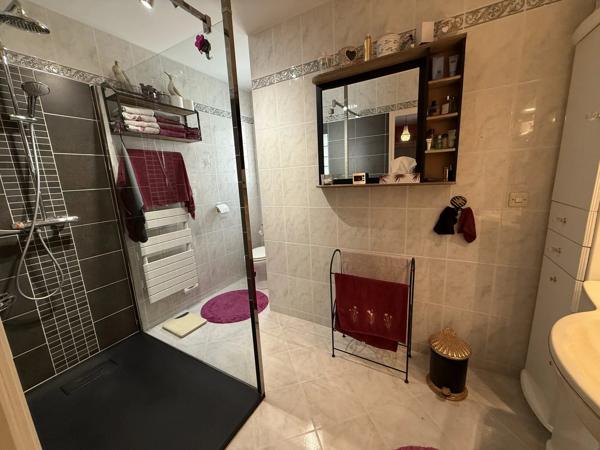 A proximité de Ruffec, magnifique maison en pierre de caractère offrant cinq chambres avec jardin, piscine et dépendances