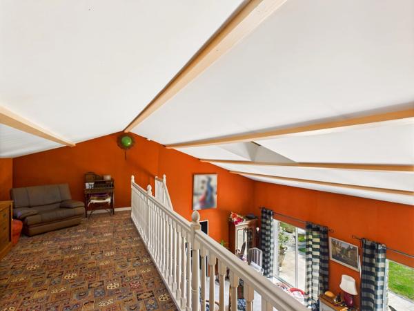 A proximité de Ruffec, magnifique maison en pierre de caractère offrant cinq chambres avec jardin, piscine et dépendances