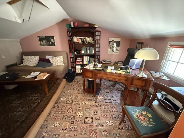 A proximité de Ruffec, magnifique maison en pierre de caractère offrant cinq chambres avec jardin, piscine et dépendances