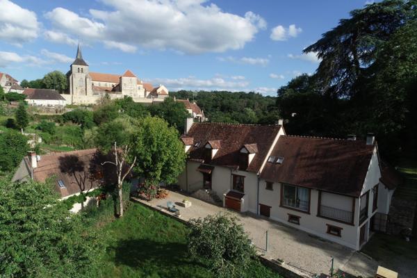 Belle propriété de caractère, idéalement située à quelques minutes à pied de Saint-Benoît-du-Sault