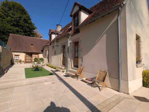 Belle propriété de caractère, idéalement située à quelques minutes à pied de Saint-Benoît-du-Sault