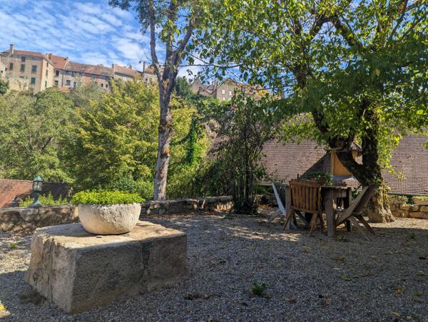 Belle propriété de caractère, idéalement située à quelques minutes à pied de Saint-Benoît-du-Sault