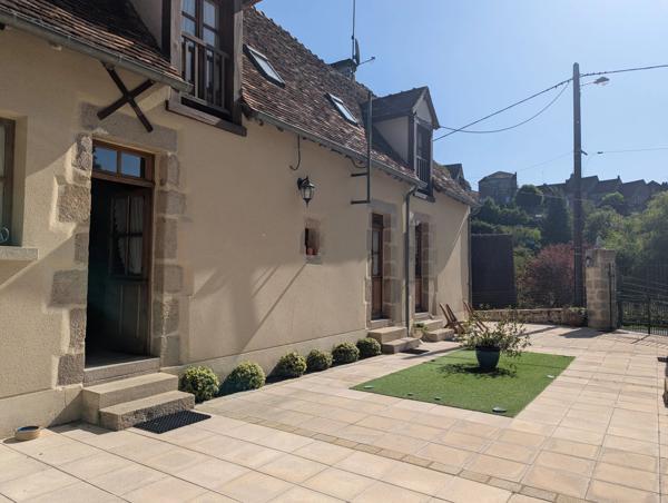 Belle propriété de caractère, idéalement située à quelques minutes à pied de Saint-Benoît-du-Sault