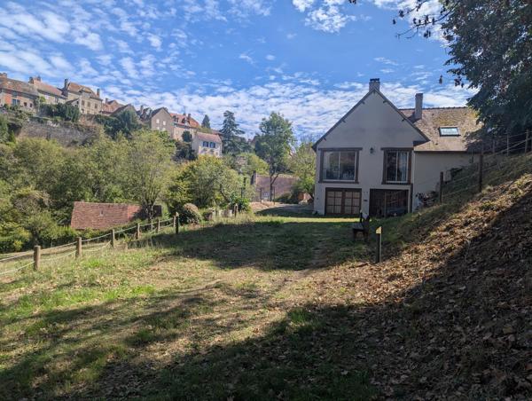 Belle propriété de caractère, idéalement située à quelques minutes à pied de Saint-Benoît-du-Sault
