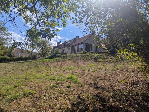 Belle propriété de caractère, idéalement située à quelques minutes à pied de Saint-Benoît-du-Sault