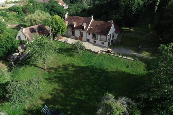 Belle propriété de caractère, idéalement située à quelques minutes à pied de Saint-Benoît-du-Sault