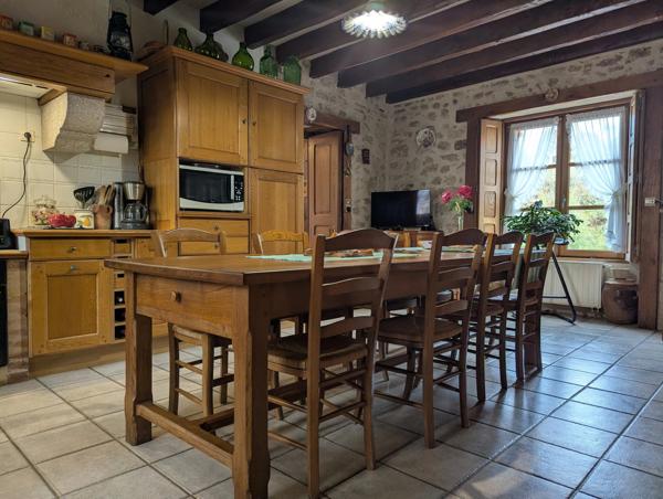 Belle propriété de caractère, idéalement située à quelques minutes à pied de Saint-Benoît-du-Sault