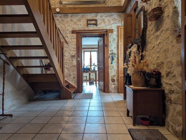 Belle propriété de caractère, idéalement située à quelques minutes à pied de Saint-Benoît-du-Sault
