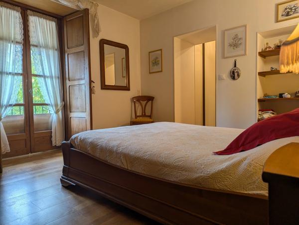 Belle propriété de caractère, idéalement située à quelques minutes à pied de Saint-Benoît-du-Sault