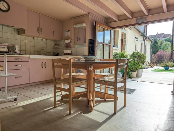 Belle propriété de caractère, idéalement située à quelques minutes à pied de Saint-Benoît-du-Sault