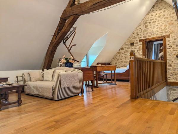 Belle propriété de caractère, idéalement située à quelques minutes à pied de Saint-Benoît-du-Sault