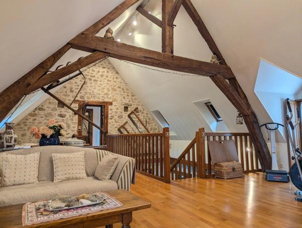 Belle propriété de caractère, idéalement située à quelques minutes à pied de Saint-Benoît-du-Sault