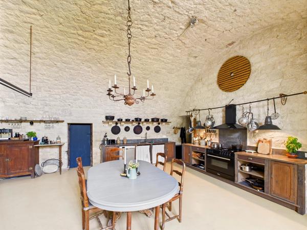 Résidence de prestige au cœur d’un château du XVIIe siècle avec vue imprenable sur les vignobles