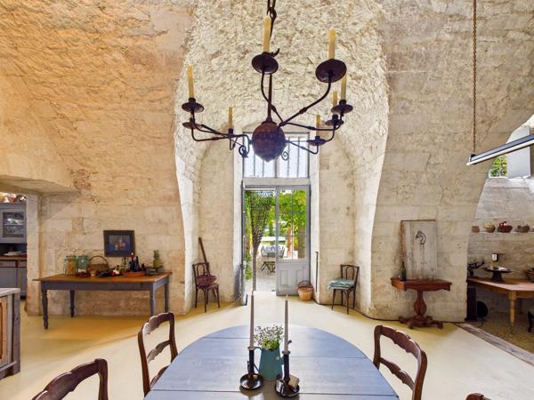 Résidence de prestige au cœur d’un château du XVIIe siècle avec vue imprenable sur les vignobles