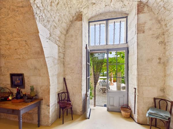 Résidence de prestige au cœur d’un château du XVIIe siècle avec vue imprenable sur les vignobles