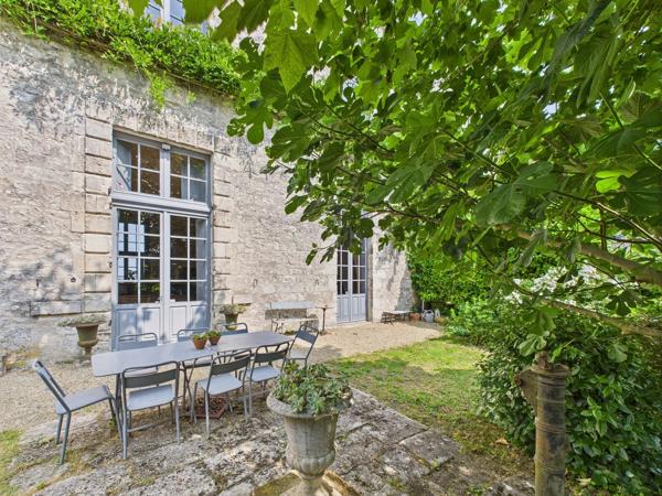 Résidence de prestige au cœur d’un château du XVIIe siècle avec vue imprenable sur les vignobles