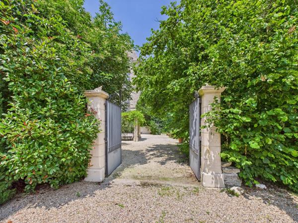 Résidence de prestige au cœur d’un château du XVIIe siècle avec vue imprenable sur les vignobles