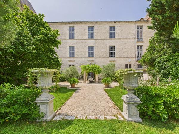 Résidence de prestige au cœur d’un château du XVIIe siècle avec vue imprenable sur les vignobles