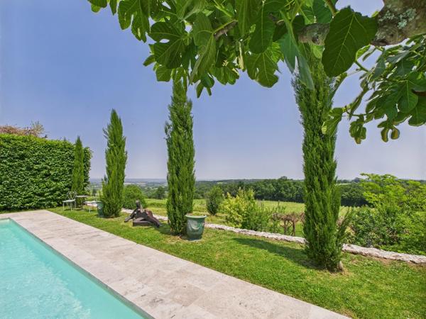 Résidence de prestige au cœur d’un château du XVIIe siècle avec vue imprenable sur les vignobles