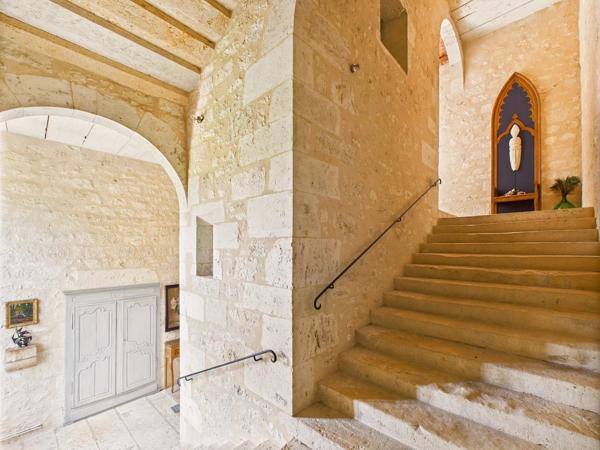 Résidence de prestige au cœur d’un château du XVIIe siècle avec vue imprenable sur les vignobles