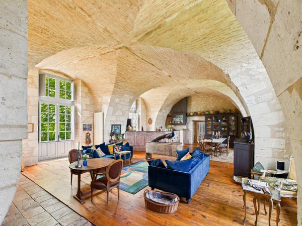 Résidence de prestige au cœur d’un château du XVIIe siècle avec vue imprenable sur les vignobles