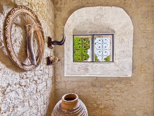 Résidence de prestige au cœur d’un château du XVIIe siècle avec vue imprenable sur les vignobles