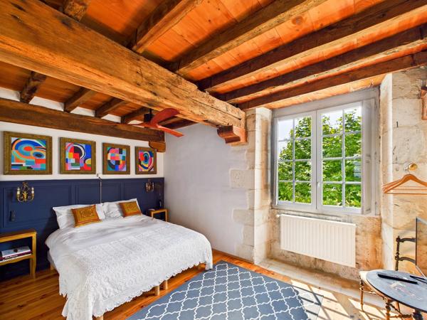 Résidence de prestige au cœur d’un château du XVIIe siècle avec vue imprenable sur les vignobles