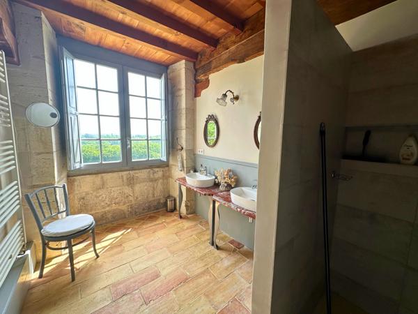Résidence de prestige au cœur d’un château du XVIIe siècle avec vue imprenable sur les vignobles