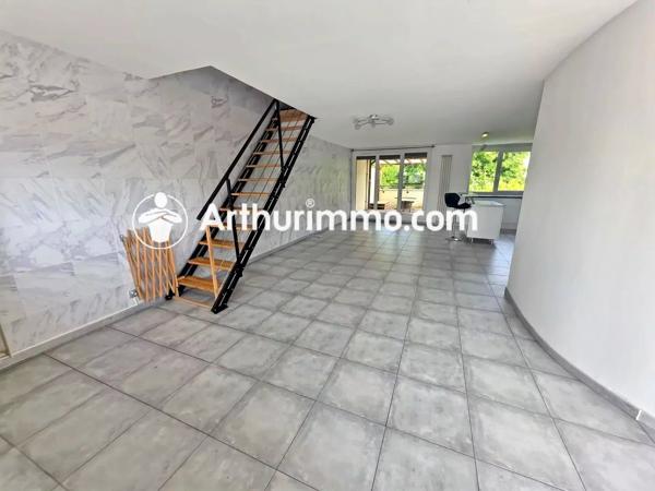 Vente                                                      Appartement
                        
                     3 pièces                      97 m2                     à Savigny-le-Temple