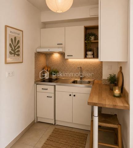 Appartement neuf dans une résidence de standing

Découvrez ce charmant appartement entièrement neuf, aménagé avec goût et bénéficiant de prestations de qualité.
Il se compose de :
Une agréable pièce de vie lumineuse
Une chambre confortable
Un coin cuisine fonctionnel et moderne
Une salle d'eau avec WC et sèche-serviettes
Une place de parking privative en sous-sol
Une cave
Vous profiterez également d'une jolie vue dégagée sur un parc verdoyant, offrant un cadre calme et agréable.

Situé dans une résidence récente de standing, cet appartement est idéal pour une résidence principale, un pied-à-terre ou un investissement locatif.

Les atouts :
✔ Résidence sécurisée et de standing
✔ Appartement neuf, aucun travaux à prévoir
✔ Parking en sous-sol et cave
✔ Vue sur parc
✔ Aménagement moderne et soigné

N'hésitez pas à me contacter pour plus d'informations ou pour organiser une visite.