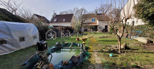 Cette maison offre au rez-de-chaussée une agréable pièce de vie avec cuisine ouverte aménagée et équipée, une salle d'eau avec WC, une buanderie et un garage attenant. À l'étage, un palier desservant trois chambres, dont une chambre parentale disposant de sa salle d'eau privative avec WC. Un jardin complète l'ensemble, idéal pour profiter des beaux jours.