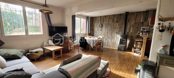 Cette maison offre au rez-de-chaussée une agréable pièce de vie avec cuisine ouverte aménagée et équipée, une salle d'eau avec WC, une buanderie et un garage attenant. À l'étage, un palier desservant trois chambres, dont une chambre parentale disposant de sa salle d'eau privative avec WC. Un jardin complète l'ensemble, idéal pour profiter des beaux jours.