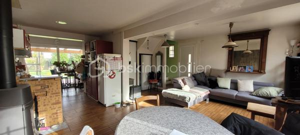 Cette maison offre au rez-de-chaussée une agréable pièce de vie avec cuisine ouverte aménagée et équipée, une salle d'eau avec WC, une buanderie et un garage attenant. À l'étage, un palier desservant trois chambres, dont une chambre parentale disposant de sa salle d'eau privative avec WC. Un jardin complète l'ensemble, idéal pour profiter des beaux jours.