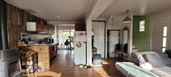 Cette maison offre au rez-de-chaussée une agréable pièce de vie avec cuisine ouverte aménagée et équipée, une salle d'eau avec WC, une buanderie et un garage attenant. À l'étage, un palier desservant trois chambres, dont une chambre parentale disposant de sa salle d'eau privative avec WC. Un jardin complète l'ensemble, idéal pour profiter des beaux jours.