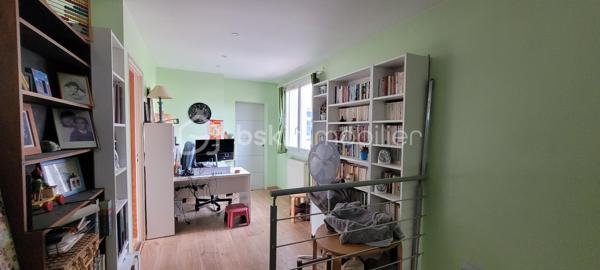 Cette maison offre au rez-de-chaussée une agréable pièce de vie avec cuisine ouverte aménagée et équipée, une salle d'eau avec WC, une buanderie et un garage attenant. À l'étage, un palier desservant trois chambres, dont une chambre parentale disposant de sa salle d'eau privative avec WC. Un jardin complète l'ensemble, idéal pour profiter des beaux jours.
