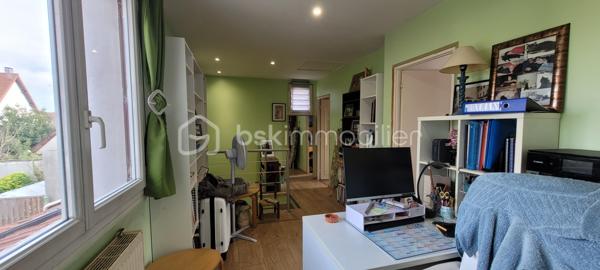 Cette maison offre au rez-de-chaussée une agréable pièce de vie avec cuisine ouverte aménagée et équipée, une salle d'eau avec WC, une buanderie et un garage attenant. À l'étage, un palier desservant trois chambres, dont une chambre parentale disposant de sa salle d'eau privative avec WC. Un jardin complète l'ensemble, idéal pour profiter des beaux jours.