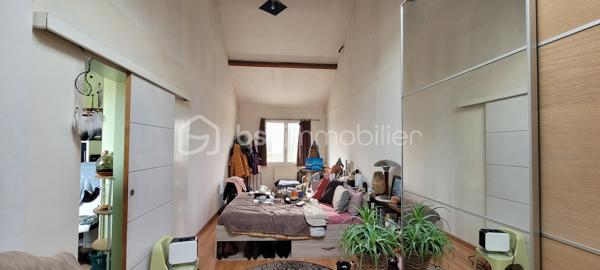 Cette maison offre au rez-de-chaussée une agréable pièce de vie avec cuisine ouverte aménagée et équipée, une salle d'eau avec WC, une buanderie et un garage attenant. À l'étage, un palier desservant trois chambres, dont une chambre parentale disposant de sa salle d'eau privative avec WC. Un jardin complète l'ensemble, idéal pour profiter des beaux jours.