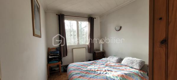 Cette maison offre au rez-de-chaussée une agréable pièce de vie avec cuisine ouverte aménagée et équipée, une salle d'eau avec WC, une buanderie et un garage attenant. À l'étage, un palier desservant trois chambres, dont une chambre parentale disposant de sa salle d'eau privative avec WC. Un jardin complète l'ensemble, idéal pour profiter des beaux jours.